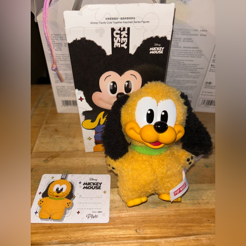 Mickey & family cute together keychain Pluto